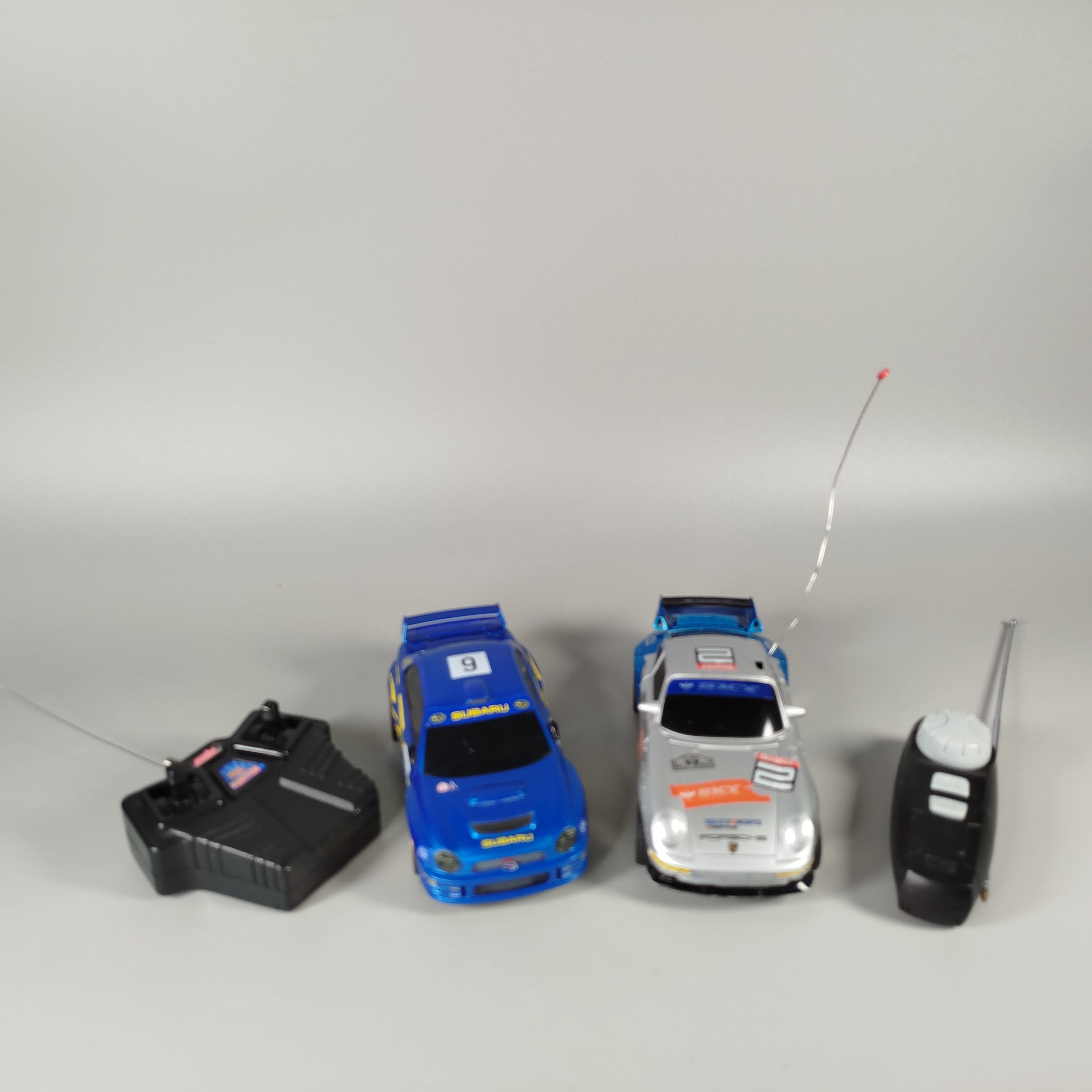 RC Autos Set - Subaru Rally #9 & Porsche #2 mit Fernbedienungen